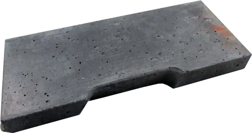 Grau betonter Deckstein aus Beton, mit glatter Oberfläche und leicht abgerundeter Kante, geeignet für die Montage in Brennkammern von Wolf-Produkten.